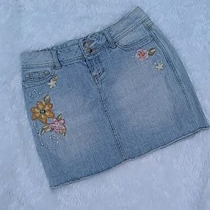 Jean skirt w/ embroidered design
